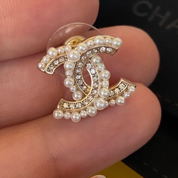 Chanel pearl studs - Picture 3 of 4